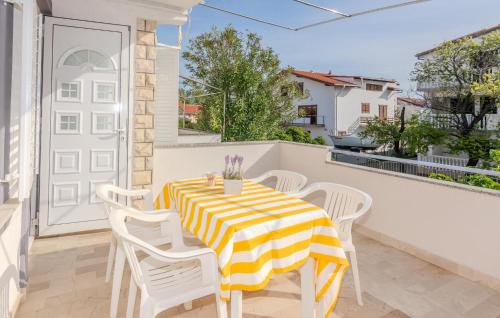 Gorgeous Apartment In Nin With Kitchen