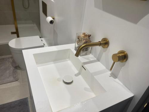 Immaculate 2-Bed Apartment in London - image 12