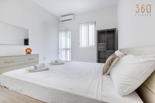 Cosy 1BR penthouse with Private Terrace in Gzira by 360 Estates