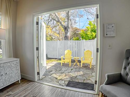 Private Romantic Retreat Mins DWTN Beach - image 12