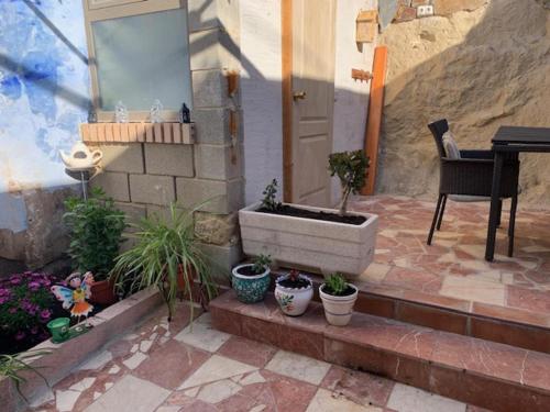 Beautiful 3-Bed Town House with garden in Sax