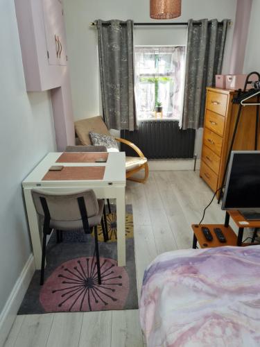 1 Bed Annex 2 mins from Harlow Mill train station