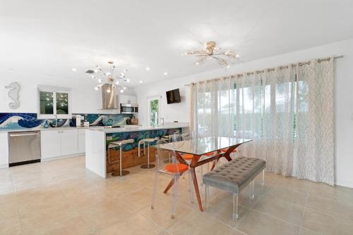 Beautiful Bayfront House 3Bed 2Bth Home parking in Dania Beach, USA