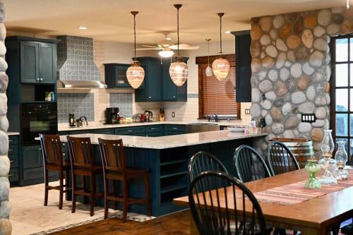 Upscale River Rock Lake House, Pet Friendly in Hawkins, USA