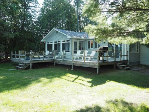 Birch Cove Bungalow - Gorgeous Lakefront! in Honor, USA