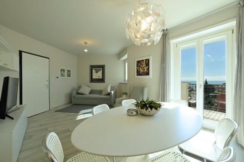 luxury apartament con garage vista mare alassio per 6 persone