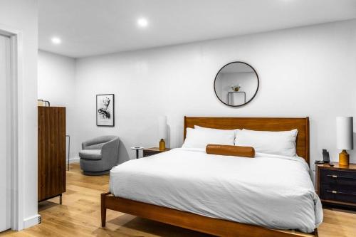Stylish DTWN Hotel, Steps to Restaurants, King Bed, Room # 205