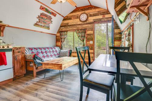 Inviting Des Arc Cabin with Fire Pit and Deck!