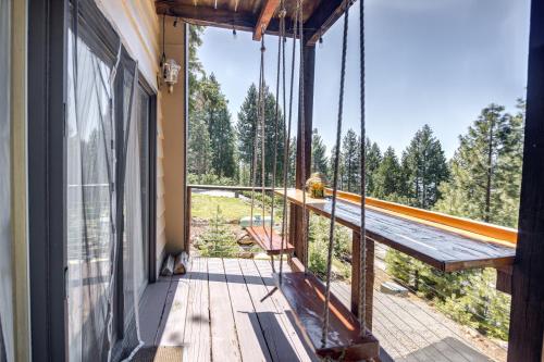 Woodsy Lake Almanor Cabin with Community Perks!