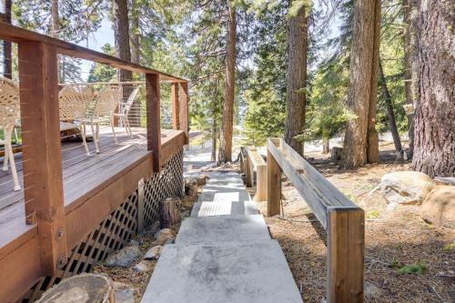 Woodsy Lake Almanor Cabin with Community Perks!