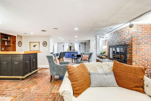 Chic Derby Square Condo in the Heart of Salem! in Salem, USA