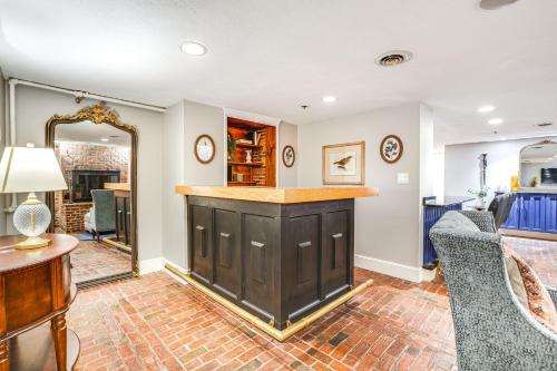 Chic Derby Square Condo in the Heart of Salem! in Salem, USA