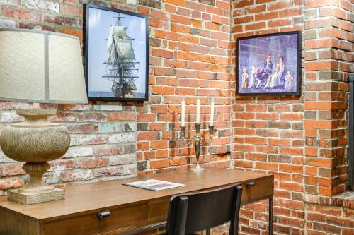 Chic Derby Square Condo in the Heart of Salem! in Salem, USA