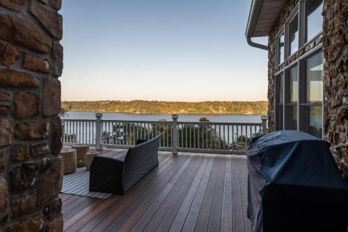 River Haven with Hot Tub in Perryville 