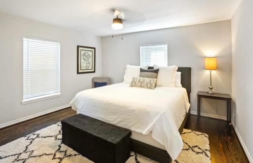 Cozy Heights 2 BD Bungalow, Walkable in Houston, USA