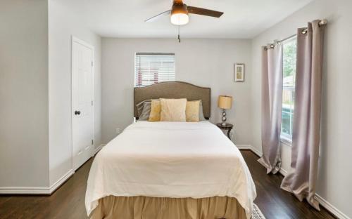 Cozy Heights 2 BD Bungalow, Walkable in Houston, USA