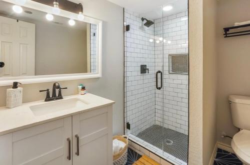 Cozy Heights 2 BD Bungalow, Walkable in Houston, USA