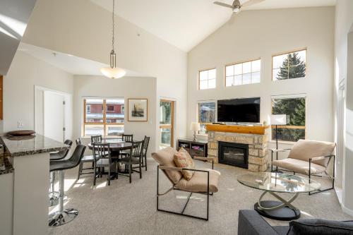 Deluxe 3 Bedroom In The Village With Exceptional Views Of Whistler And Blackcomb in Whistler, Canada