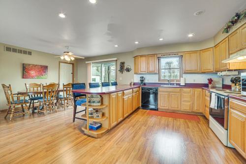 Family-Friendly Houghton Lake House Steps to Lake in Houghton Lake, USA