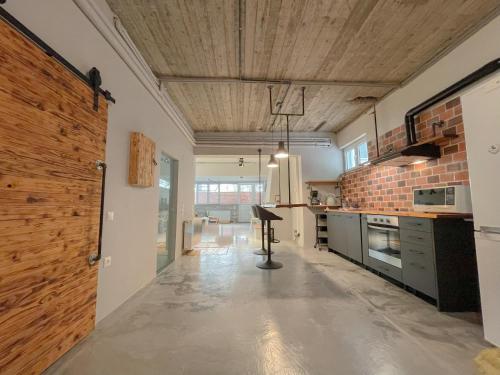 Industrial Studio with Patio, Ateny