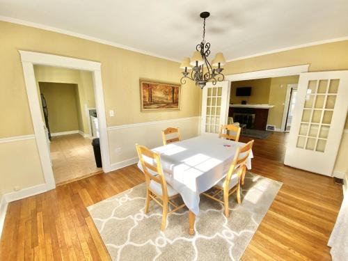 Cleveland Colonial in Family Area in Cleveland Heights, USA