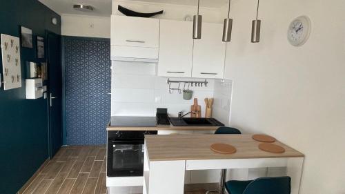 Kitchen, Joli studio vue mer, piscine, Tennis, Parking in Maure