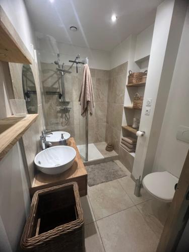 Shower, Duplex quatre pieces - une chambre bebe a 5 minutes de la plage in Ventabrun