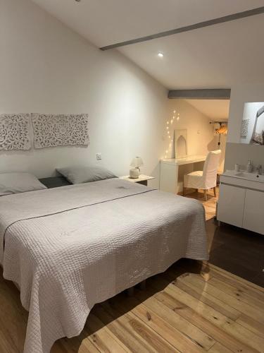 Shower, Duplex quatre pieces - une chambre bebe a 5 minutes de la plage in Ventabrun