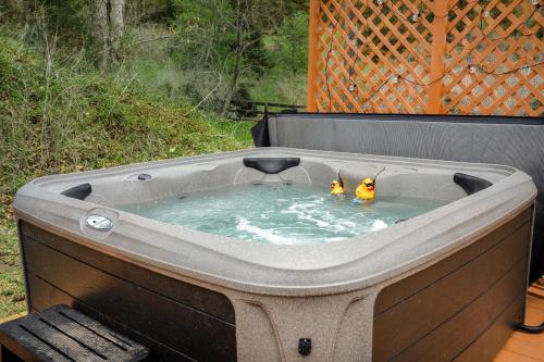 Creekside Cabin w Hot Tub, Fire Pit, Grill, WiFi!