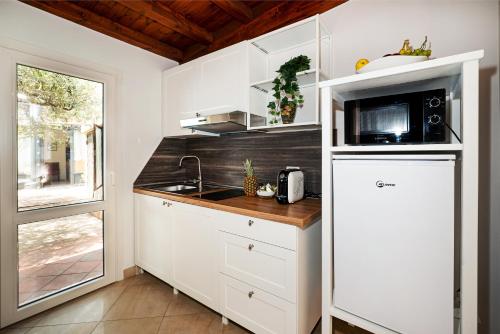 Apartment with partial Sea View image 4