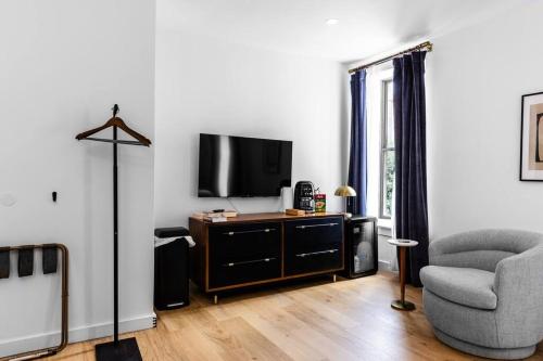 Historic BLDG, Coffee Shop, FAST Wi-Fi, Room # 207 thumb 2