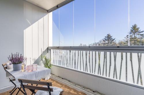 Balcony/terrace, Modern studio by Finnoo metro in Nuuksio