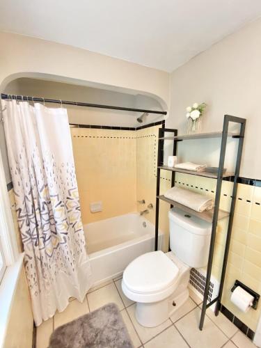 Fenced-in Backyard, Univ Hts Charmer, 3 Bed in Cleveland Heights, USA