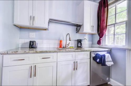 Cozy King bed and Queen Sofa bed Apt & HOT TUB in Decatur, USA