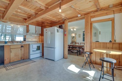 Lakefront Maine House ~ 4 Mi to Colby College in Waterville (Maine)