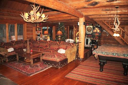 The Kresge Kabin - Authentic Grand Log Cabin. in Vermont Ventures, USA
