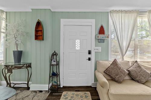 Casa Maria 1- Beachy Apt Mins Walk to Downtown - image 3