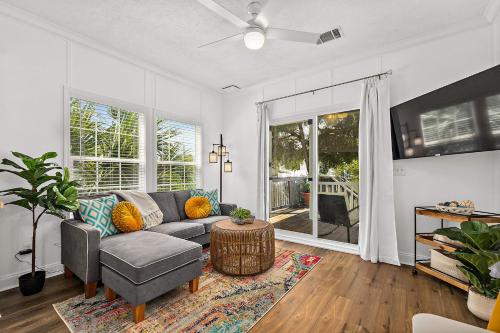 Treetop Cottage - 3 blocks from Historic District