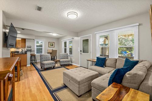 Fullerwood Park Retreat, 5 min to Downtown, Sleeps 6 in St. Augustine, USA
