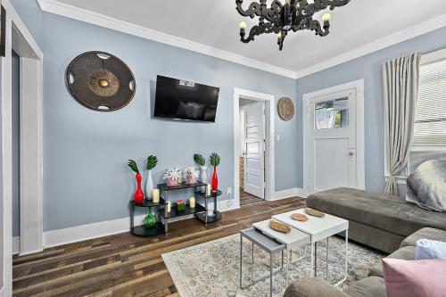 Casa Bella- Chic Retro Apt- Steps to Historic District! - main image