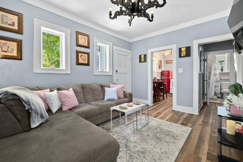Casa Bella- Chic Retro Apt- Steps to Historic District! - image 7
