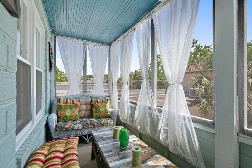 Casa Bella- Chic Retro Apt- Steps to Historic District! - image 10