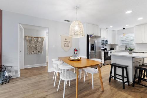 Island Suite - Walk to Downtown! in Anastasia