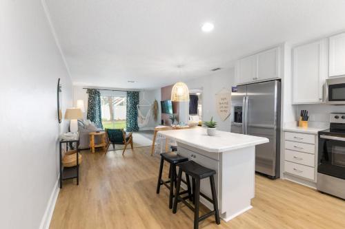 Island Suite - Walk to Downtown! in Anastasia