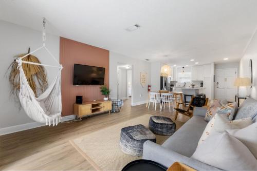 Island Suite - Walk to Downtown! in Anastasia
