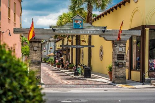 Island Suite - Walk to Downtown! in Anastasia