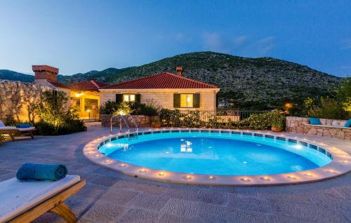 Villa Kate - outdoor pool, 4 bedrooms, free parking in Gromaca