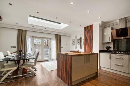 4 Bedroom House in Chiswick- Elegance & Serenity