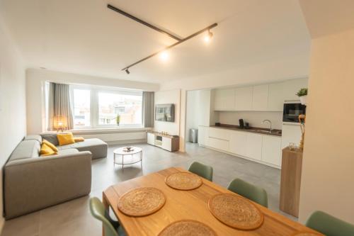 Ostend Center Luxury Top Floor Apartment with Free Parking