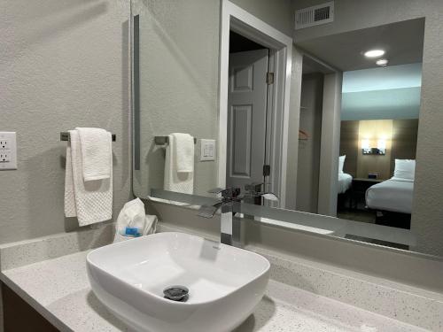 Arbor Suites at the Mall - image 19